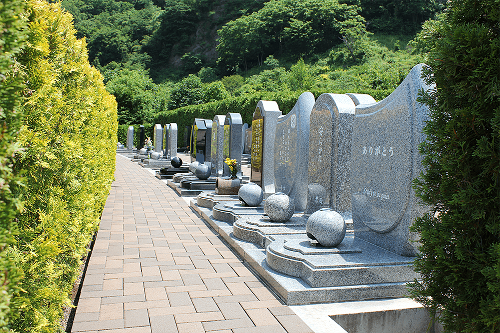 上田市公園墓地 エンゼルパークのコンパクトでモダンな区画『カンナの小径』。伝統的な墓石、洋型墓石のどちらでも調和する区画。