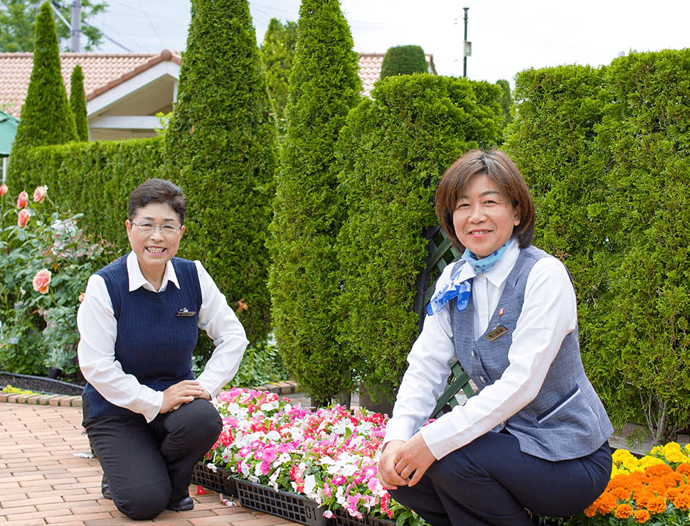 エンゼルパークスタッフと一緒に園内を見学するお客様