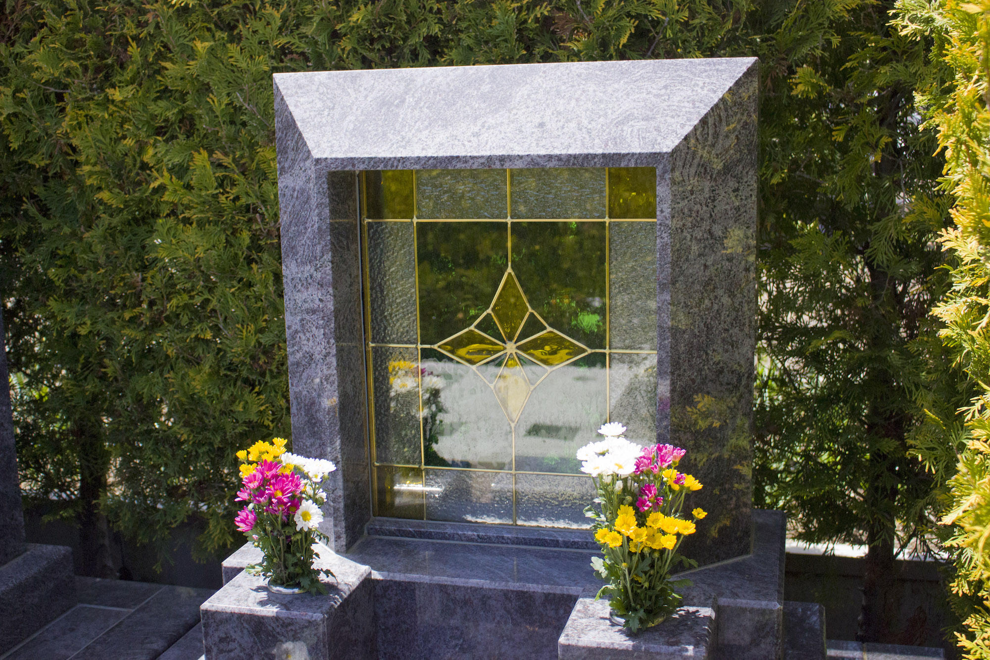 ステンドグラスを使った墓石