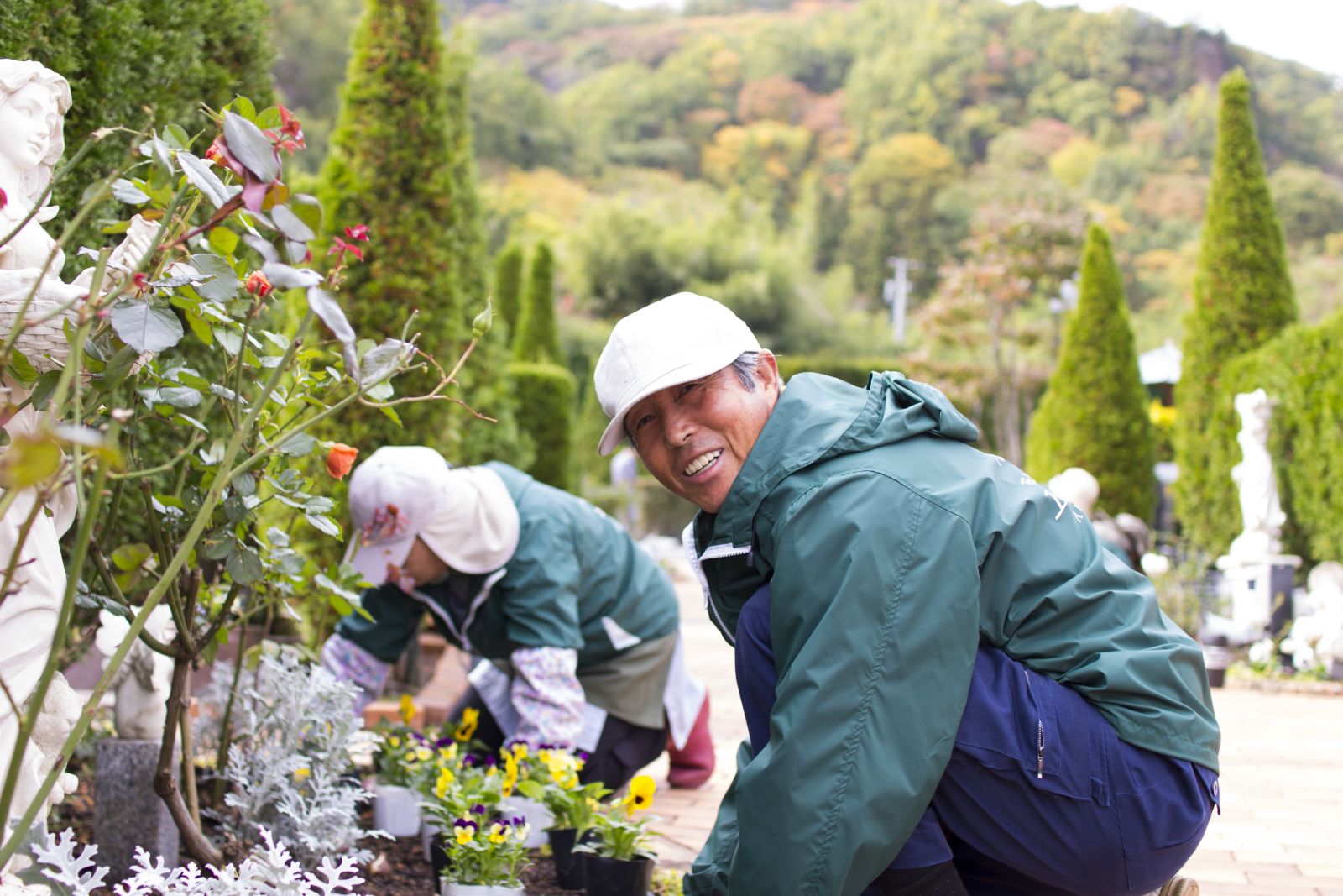 お墓の管理。お花植えするスタッフ