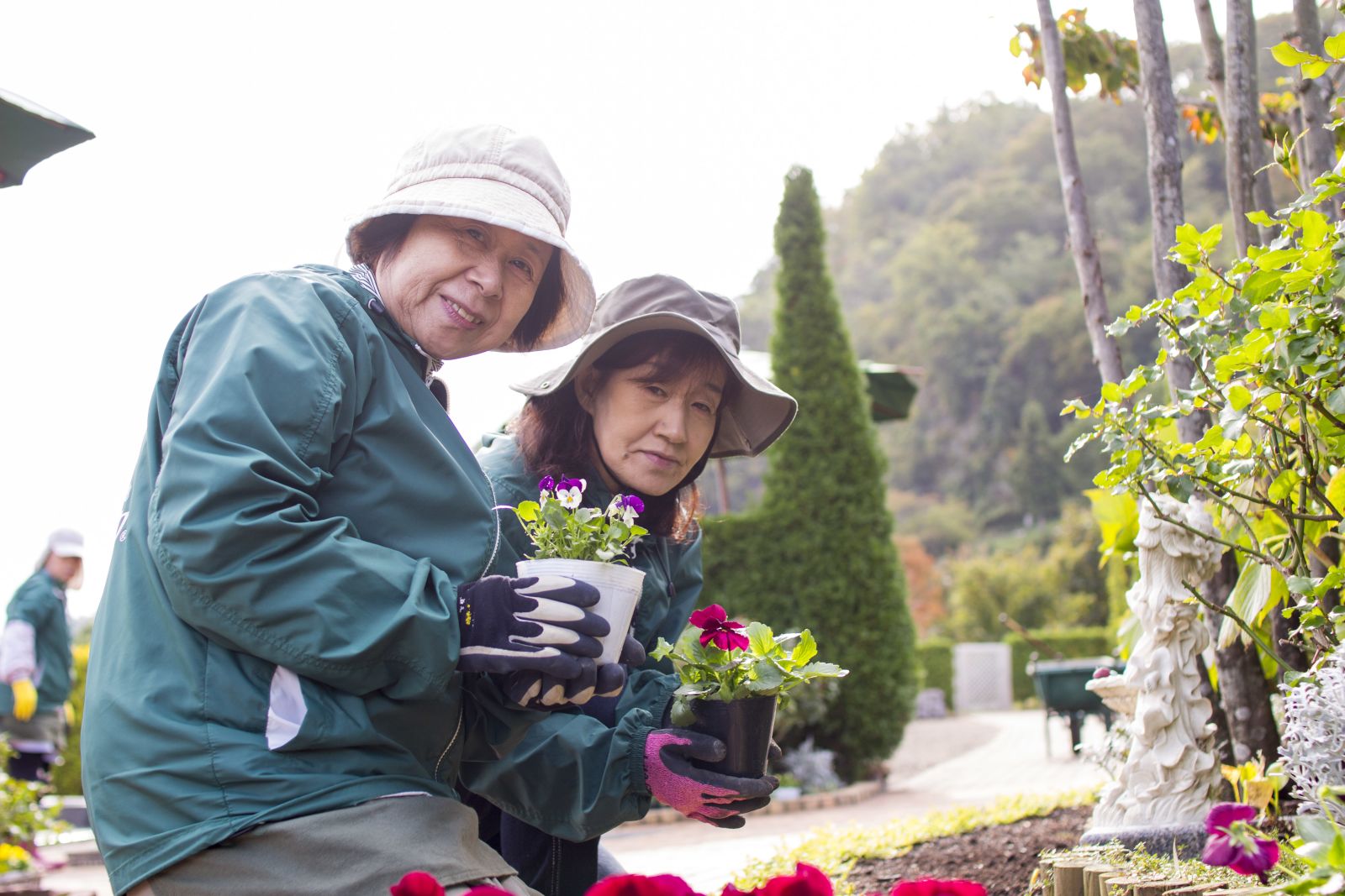 お墓の管理。お花植えするスタッフ