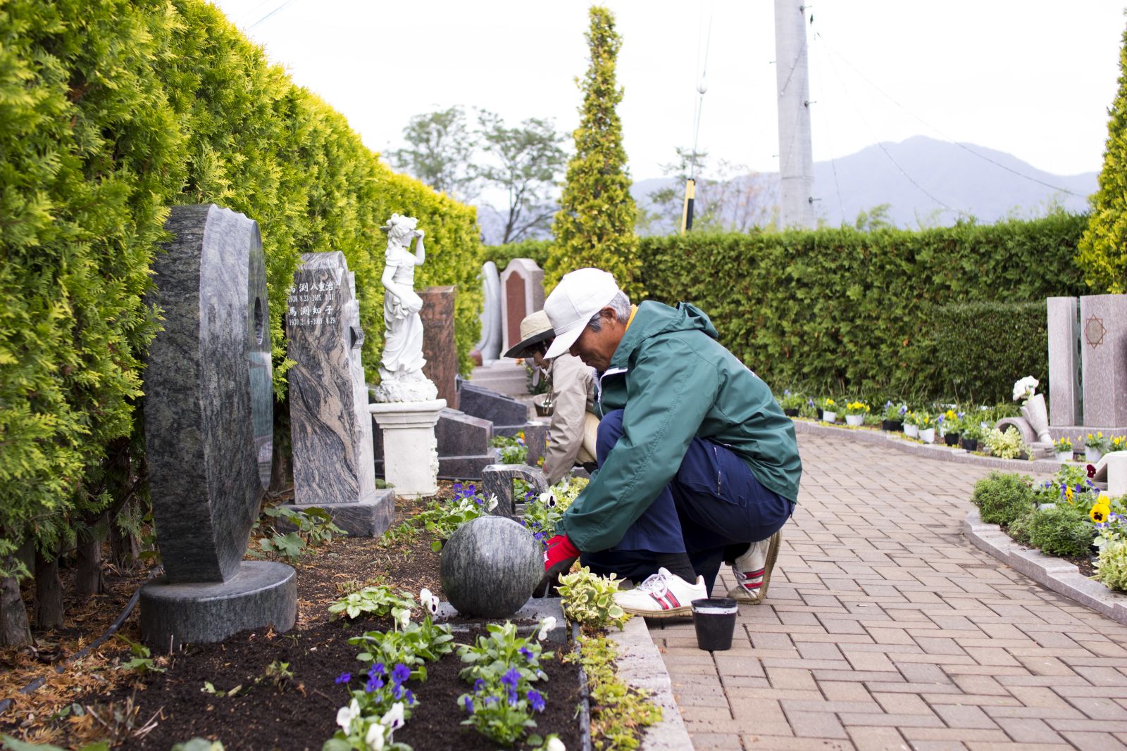 お墓の管理。お花植えするスタッフ