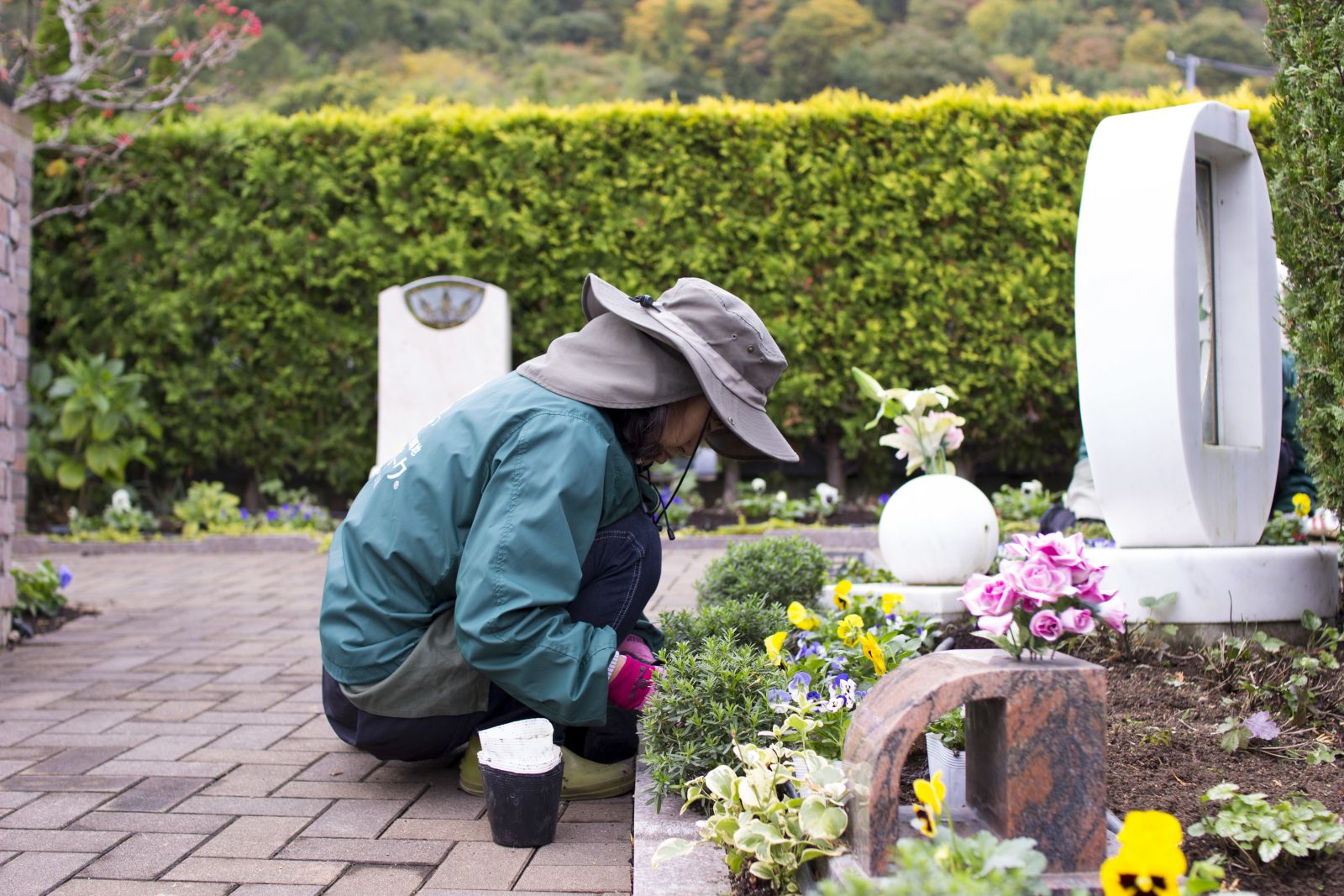 お墓の管理。お花植えするスタッフ