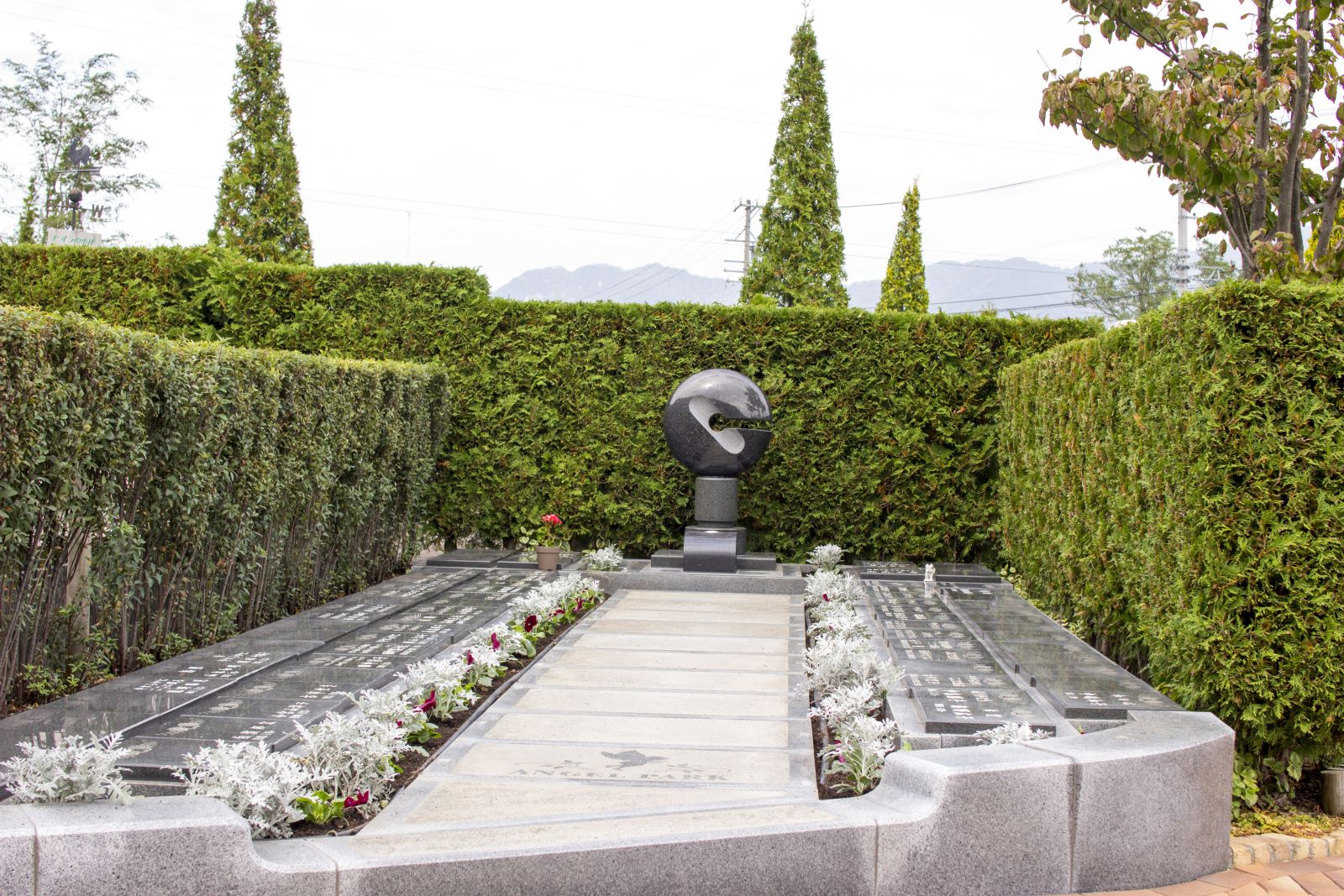 お墓の管理。お花植えするスタッフ