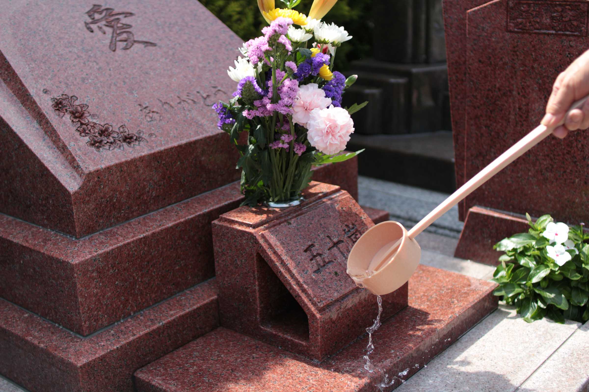 お花が管理された墓地