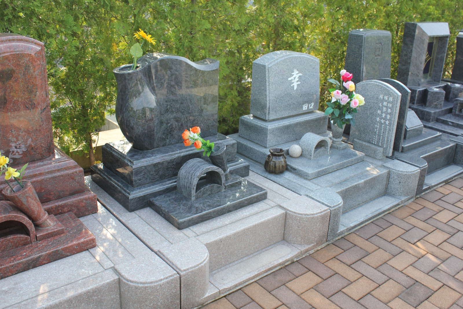 コンパクトサイズの墓石が並ぶシオンの小径