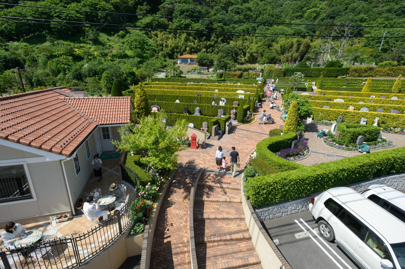 上田市の墓地園内