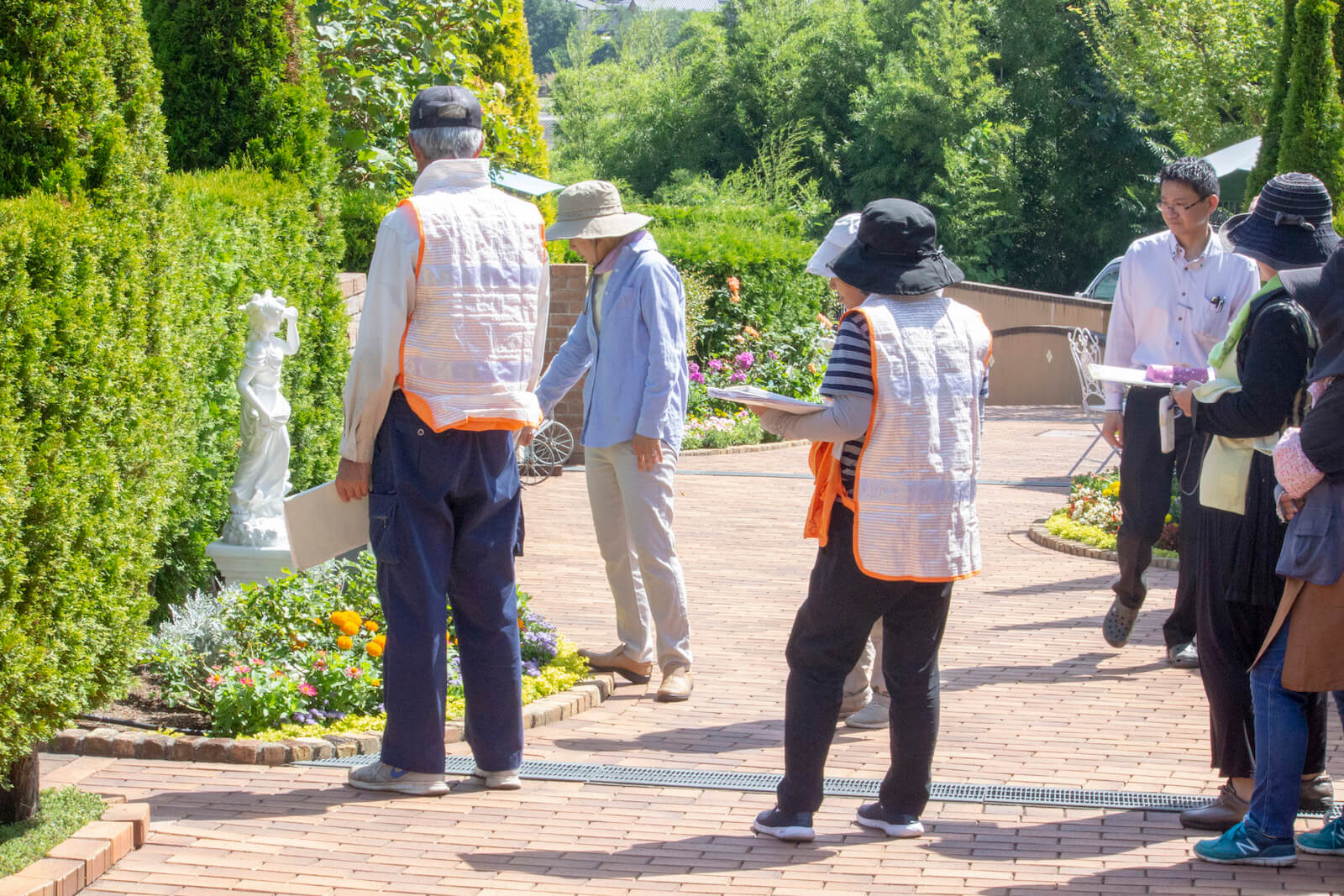 お花植えの指導日-ガーデンデザイナー越先生と共に-