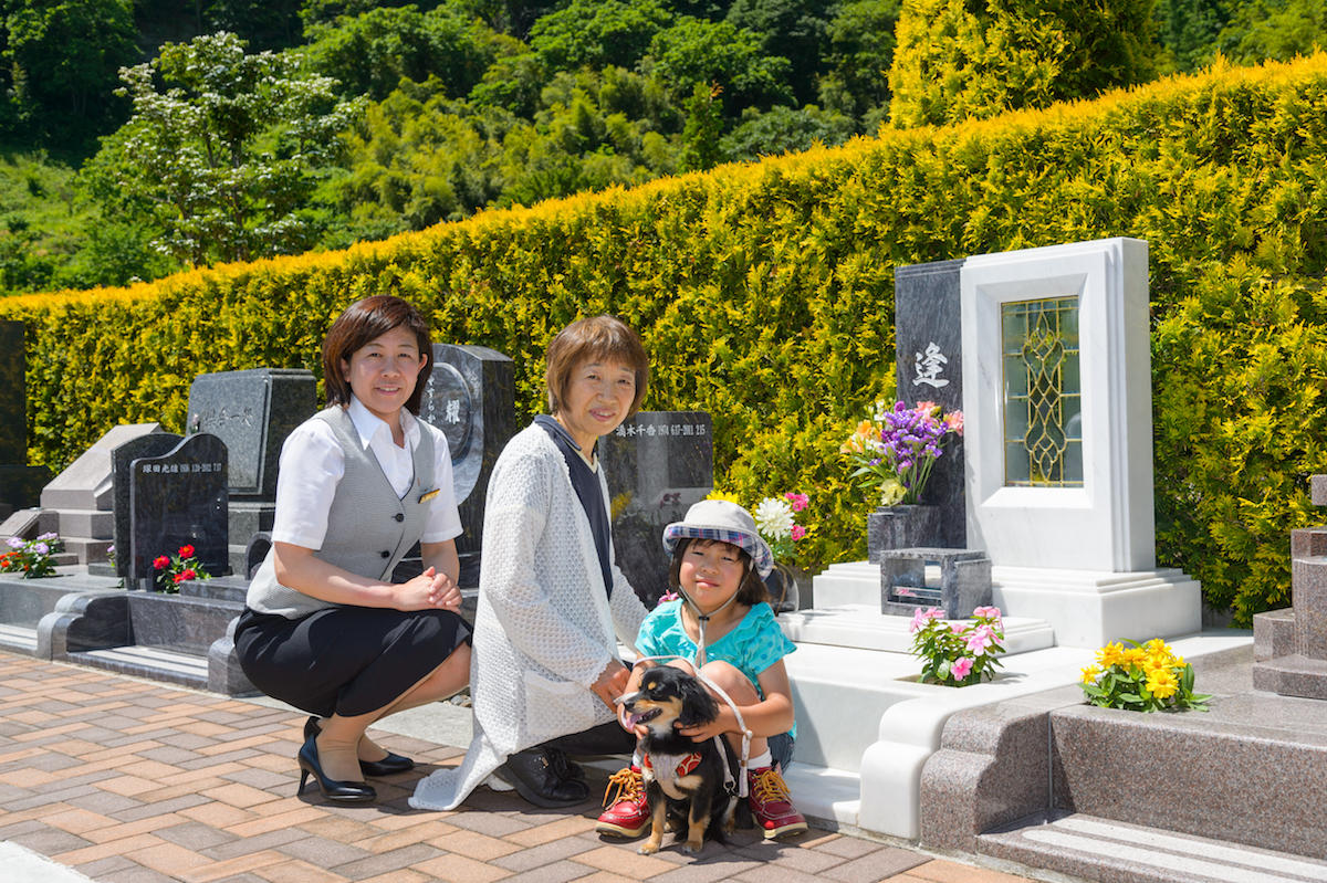 お花が咲く墓地