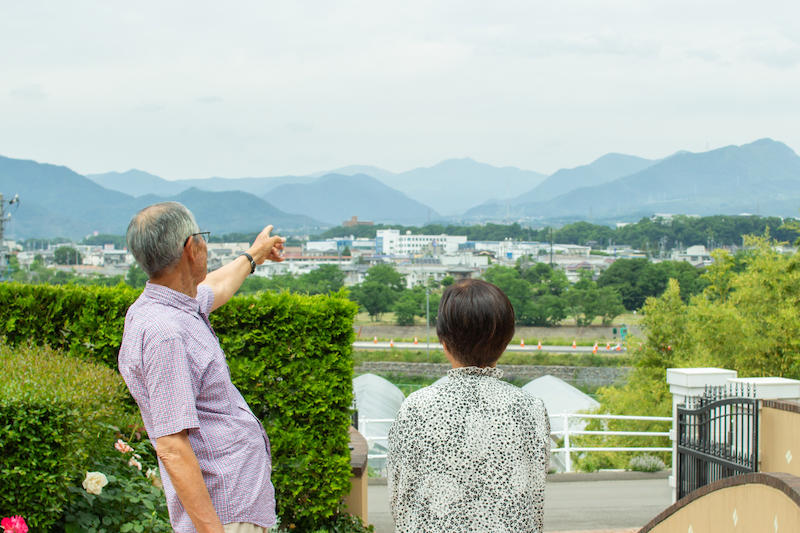 自然の中の明るい墓地で友人達と一緒に