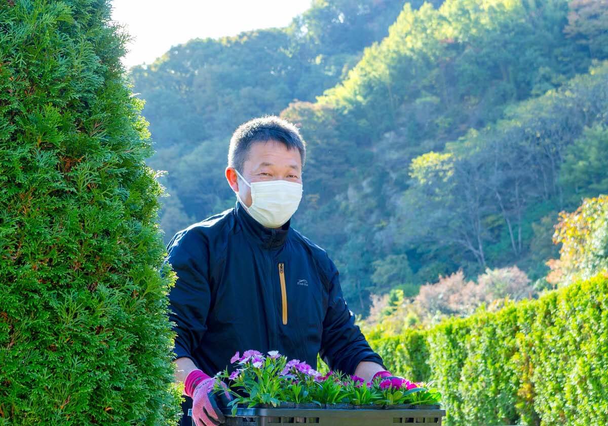 霊園のお花植え