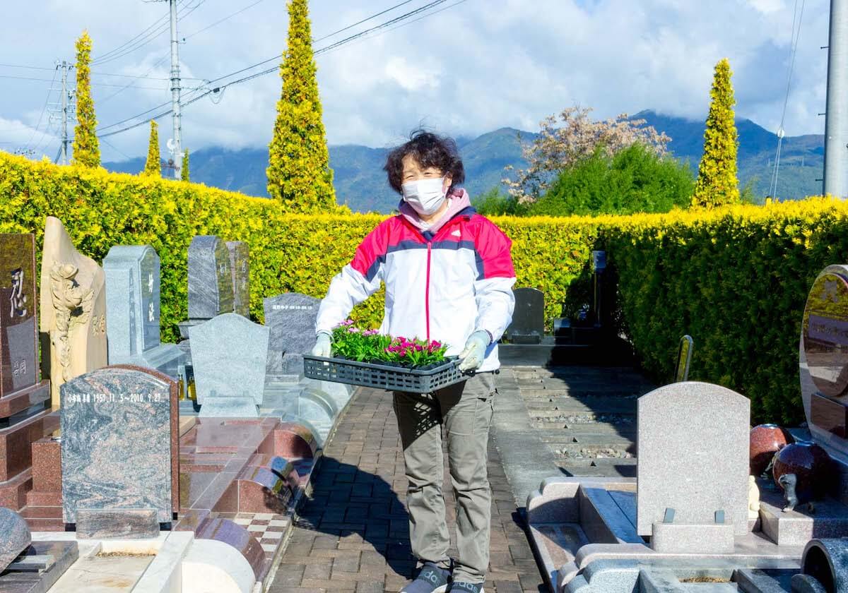 霊園のお花植え