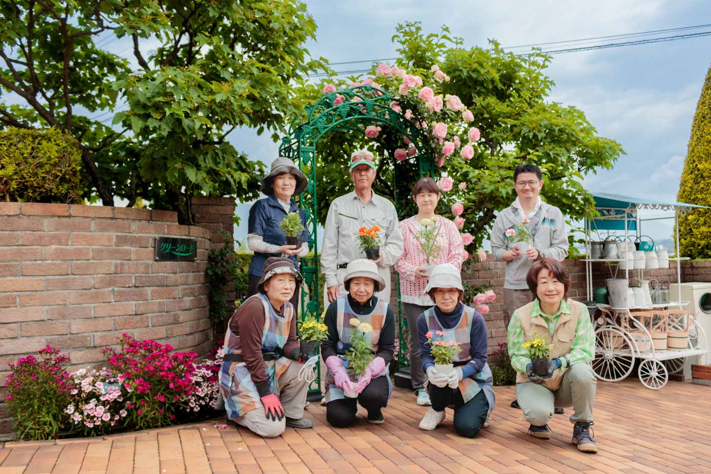 霊園のお花植え