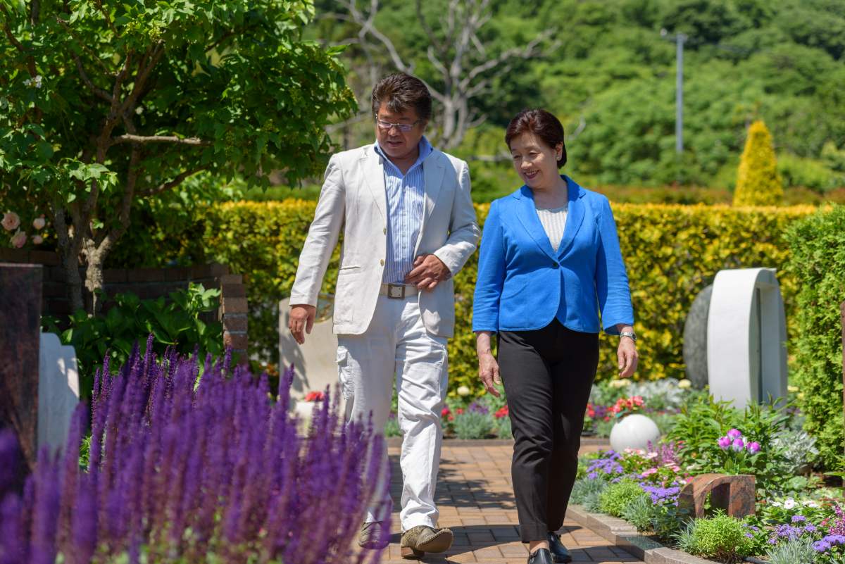 エンゼルパーク上田の園内を歩きながら相談する様子