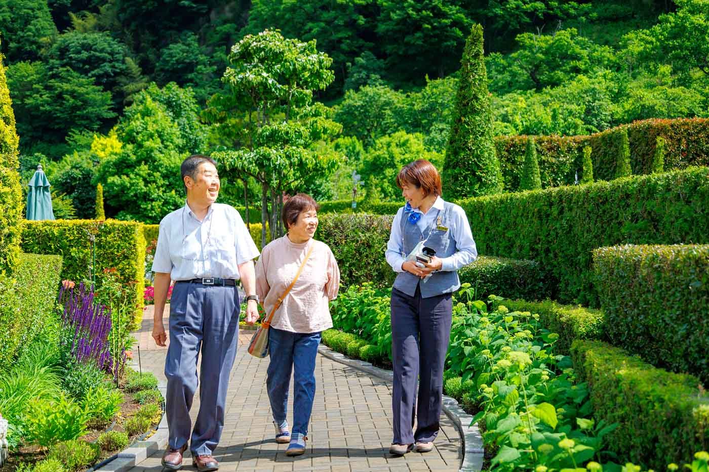 メモリアルアドバイザーがエンゼルパーク上田の園内を案内する様子