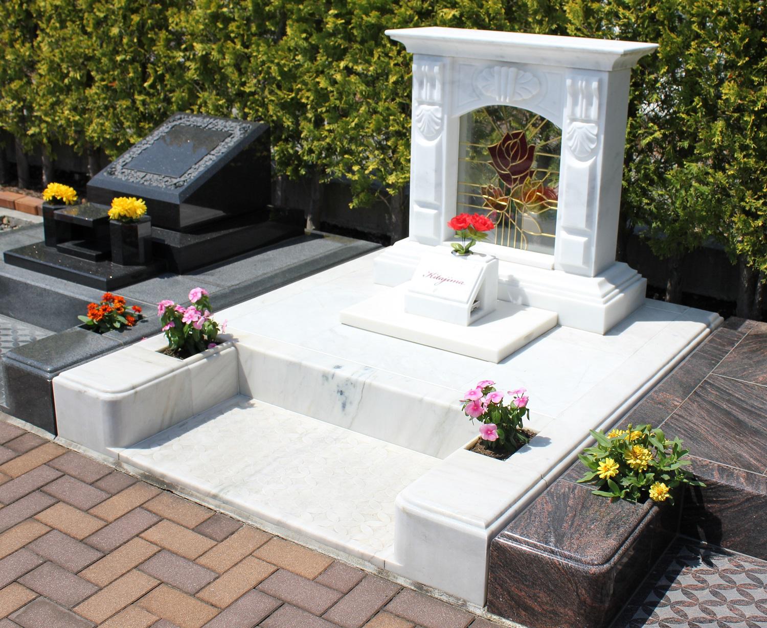デザイン墓石の雰囲気に最適な公園墓地 エンゼルパーク ブログ 公式 エンゼルパーク 長野県上田市 花と緑に囲まれた公園墓地